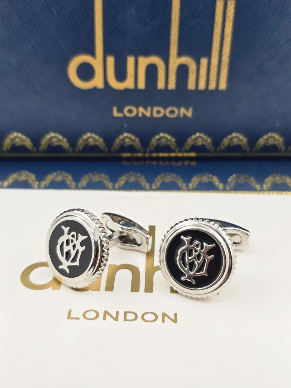 أزرار أكمام Dunhill بشعار المينا الأسود – أزرار أكمام رجالية مصممة بحواف فضية مزخرفة