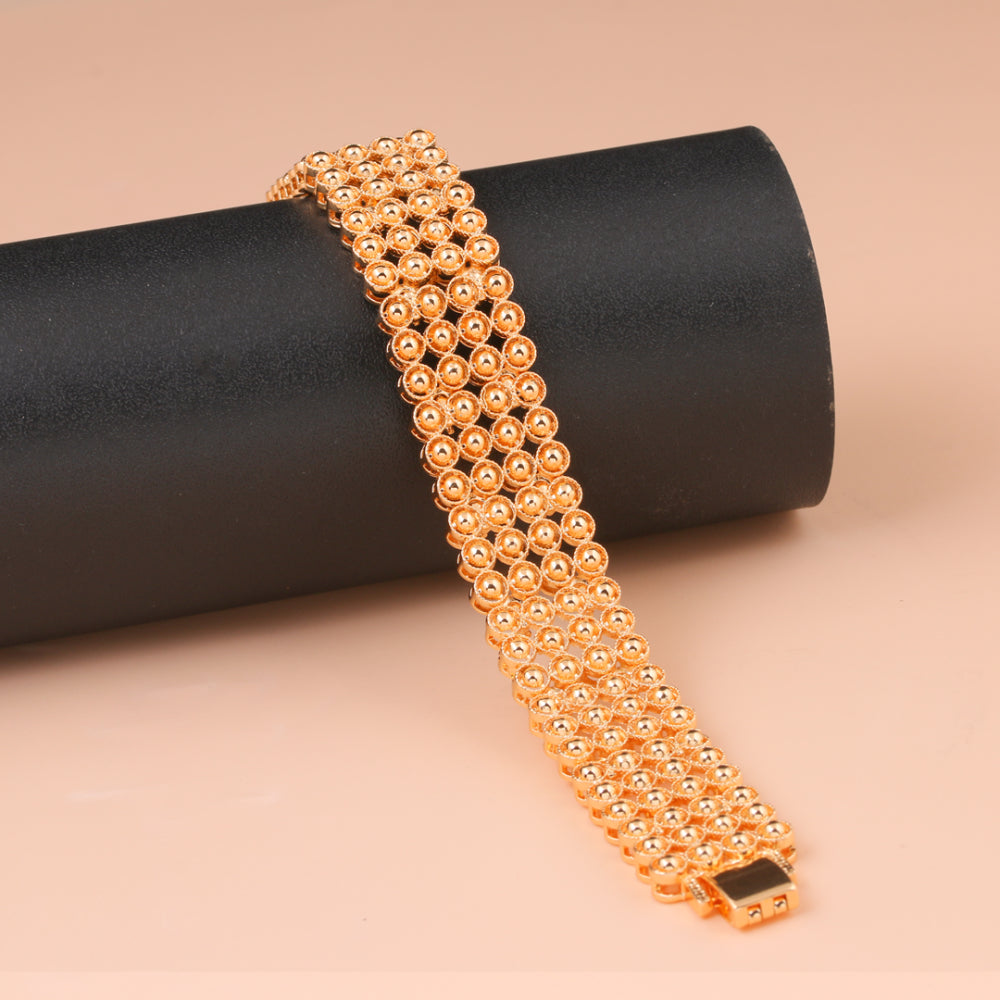 A gold-plated alternative bracelet, a touch of elegance.