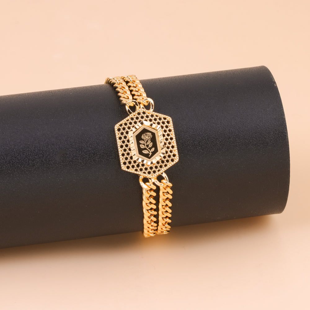 Gold alternative bracelet with a geometric touch