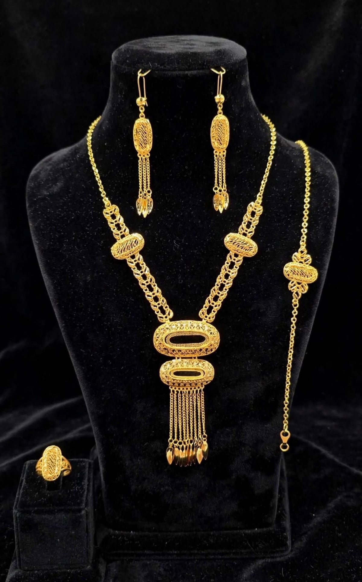 Elegant Alternative Gold Necklace