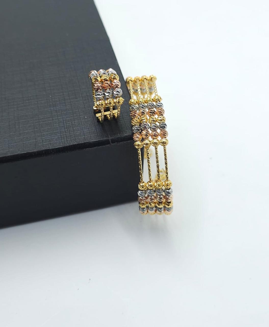 Gold alternative bracelet, a royal touch
