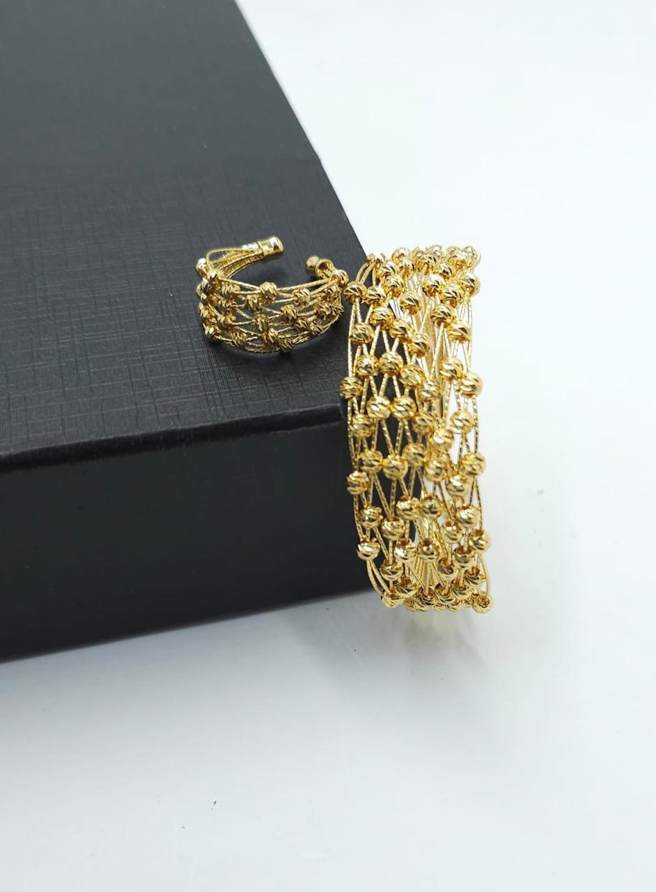 Gold alternative bracelet, a royal touch