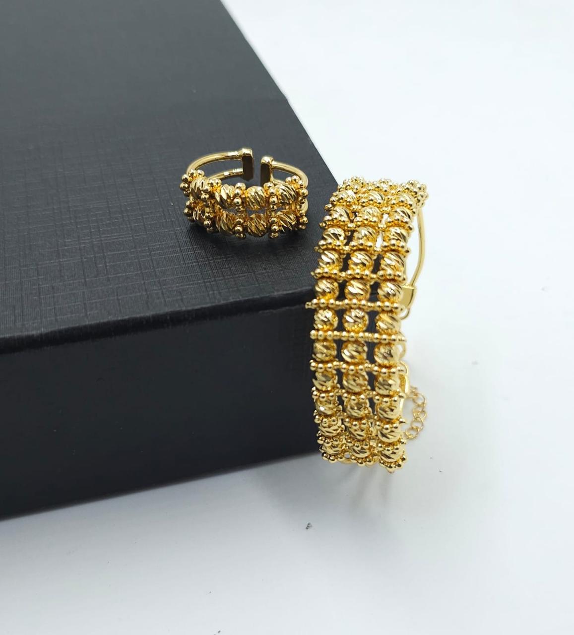 Gold alternative bracelet, a royal touch