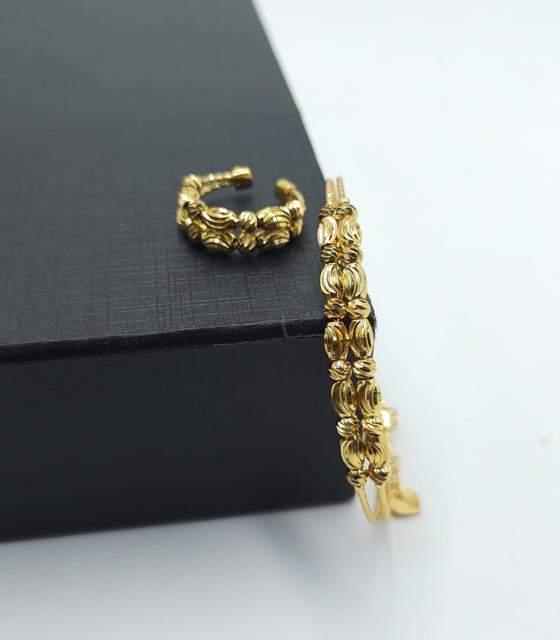 Gold alternative bracelet, a royal touch