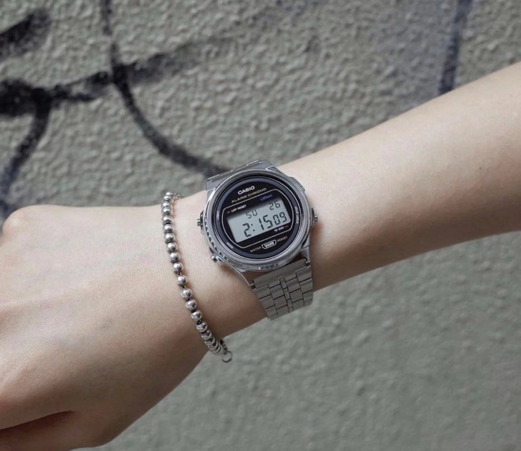 A CASIO COUPLE VINTAGE UNISEX ROUND BRACELET IN GOLD AND SILVER