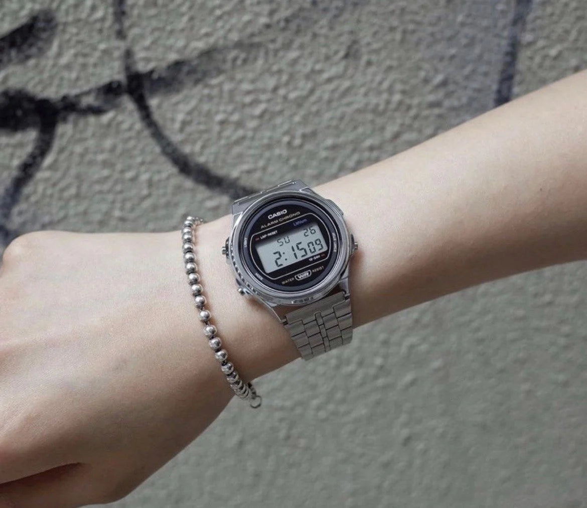A CASIO COUPLE VINTAGE UNISEX ROUND BRACELET IN GOLD AND SILVER