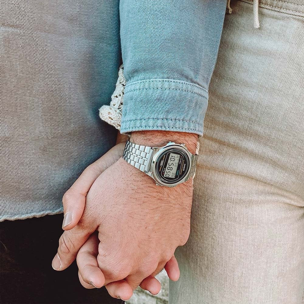 A CASIO COUPLE VINTAGE UNISEX ROUND BRACELET IN GOLD AND SILVER